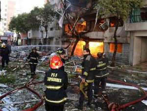 Más de 10 Cuerpos de Bomberos Voluntarios trabajan en el rescate de las víctimas luego de la trágica explosión en Rosario