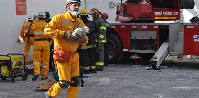 Los bomberos voluntarios siguen trabajando en la búsqueda de víctimas