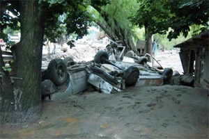 Los bomberos voluntarios trabajan con esmero tras el alud en Catamarca