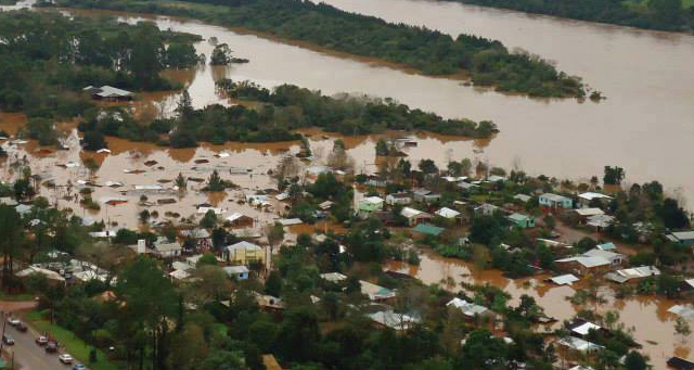 Bomberos voluntarios trabajan en los operativos tras la tragedia provocada por las inundaciones en Formosa, Misiones, Corrientes y Chaco