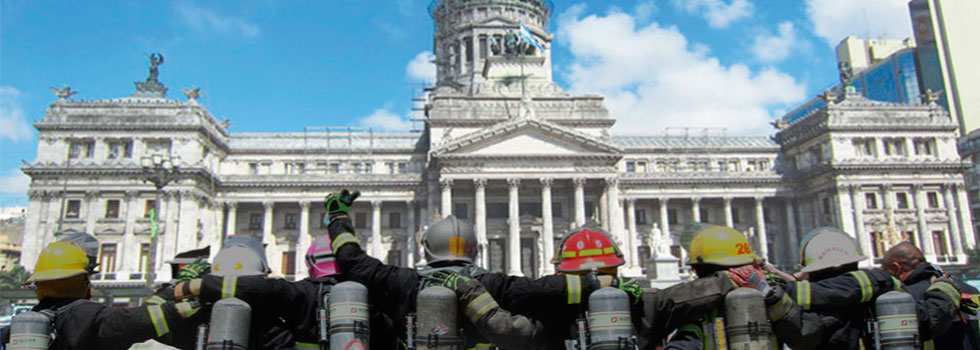 Abrazo al Congreso de la Nación y Toque de Sirena en todo el país