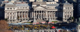 Miles de Bomberos Voluntarios reclamaron frente al Congreso