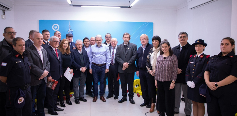 Aníbal Fernández entregó kits forestales a los Bomberos Voluntarios